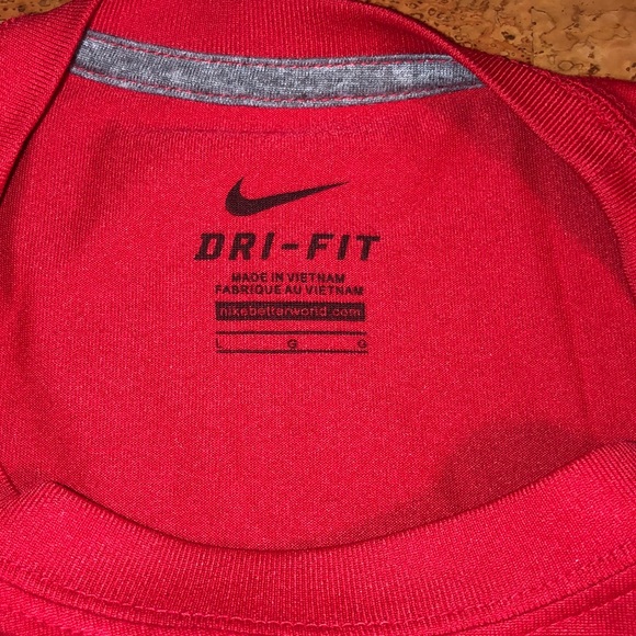 Nike Men’d Red SMU Mustangs Short Sleeve Tee - Picture 3 of 4